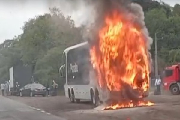 Ônibus da Planalto pega fogo e causa susto perto de Vera Cruz