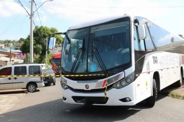 Pai e filha de 5 anos morrem atropelados por ônibus desgovernado