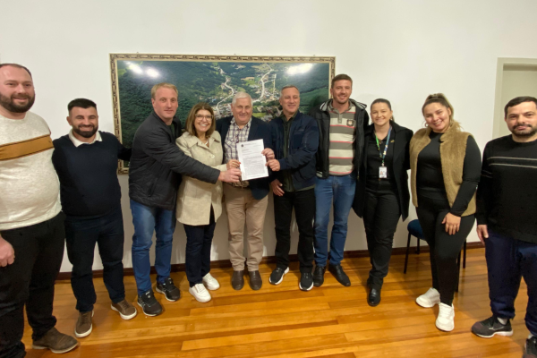 Deputados Sanderson e Adriana Lara visitam Relvado