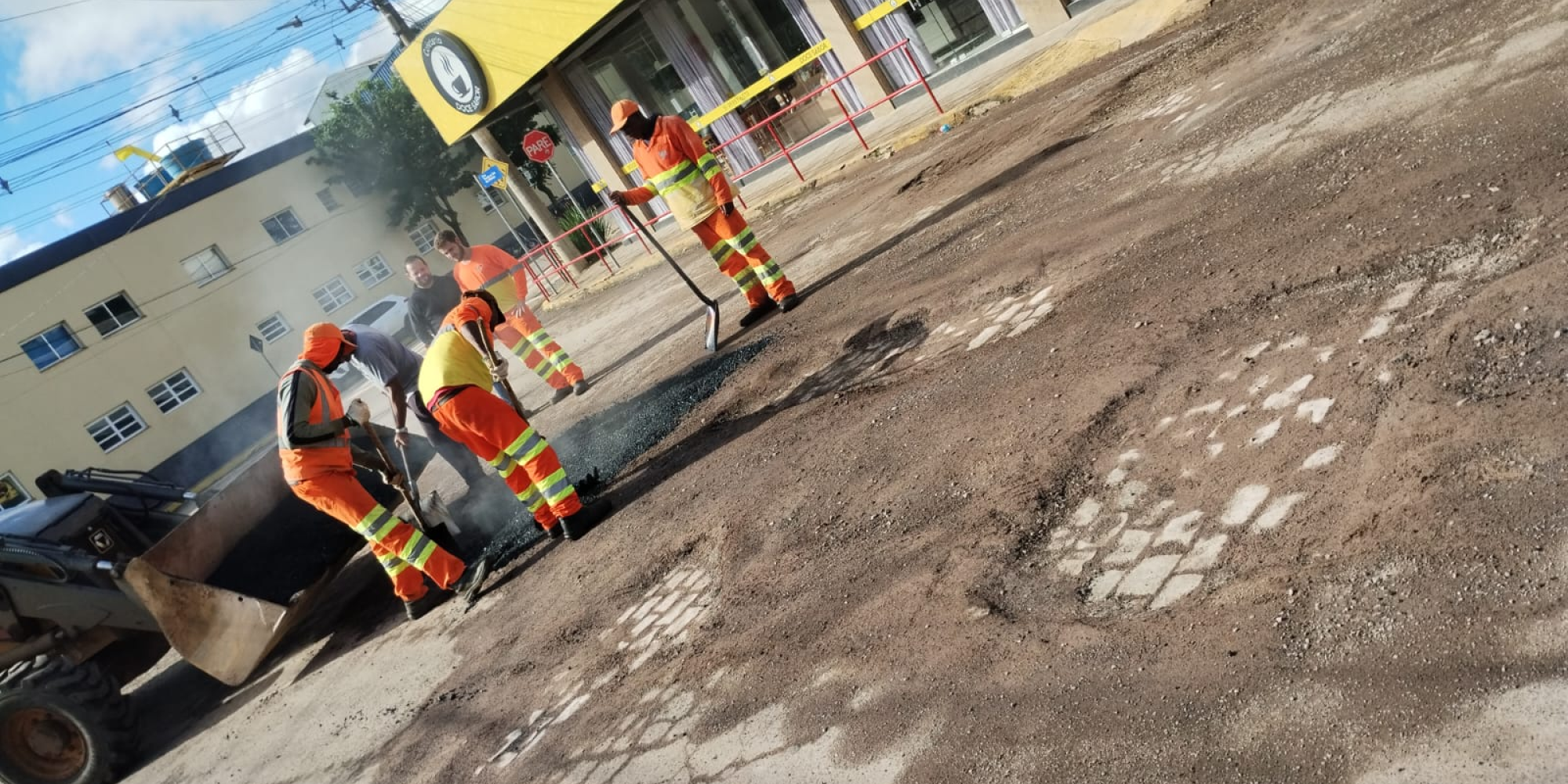 Operação Tapa-Buracos é realizada na Rua 31 de Março, em Roca Sales