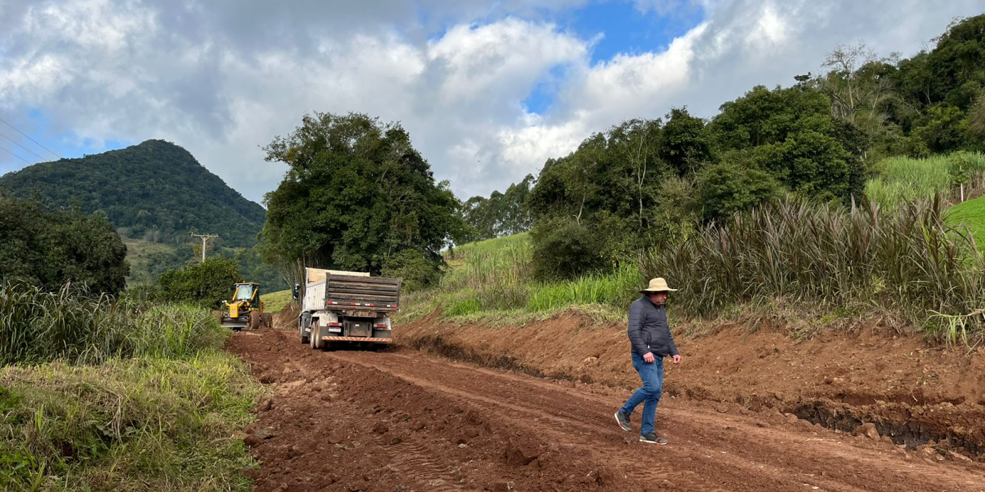 Obras de melhoria na estrada da Linha Marechal Floriano em Roca Sales