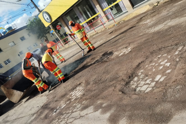 Operação Tapa-Buracos é realizada na Rua 31 de Março, em Roca Sales