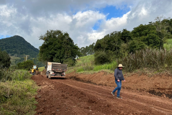 Obras de melhoria na estrada da Linha Marechal Floriano em Roca Sales