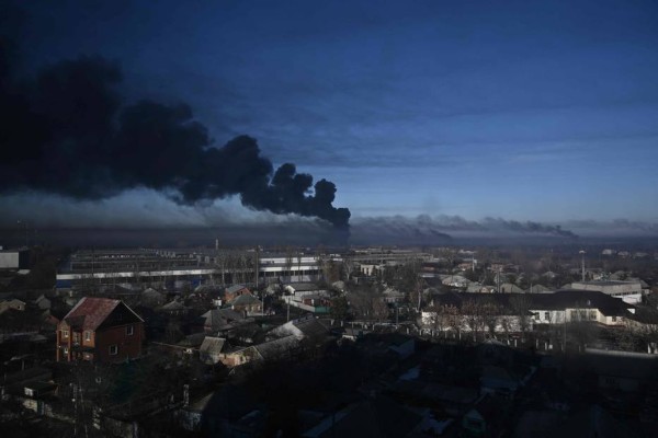 Rússia ataca a Ucrânia com tanques e bombardeios; Kiev fala em “invasão total
