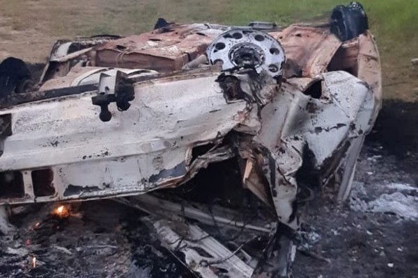 Automóvel sai da pista e incendeia na madrugada desta terça-feira