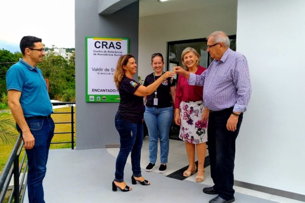 Prefeito Adroaldo Conzatti entregou às chaves para assistente social Valéria Caldas 