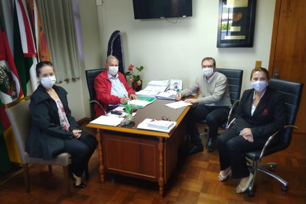 Participaram da assinatura do contrato o prefeito, a secretária da Saúde, diretor e assistente administrativa do HBST