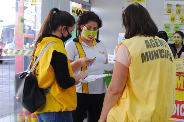 População também recebeu orientações sobre o uso de máscaras e cuidados 