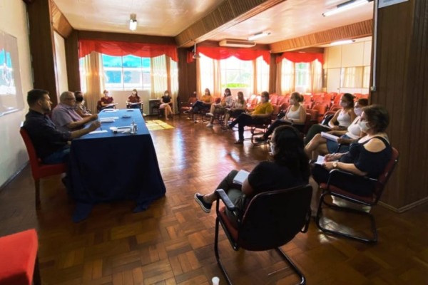 Participaram da reunião todas as Diretoras das EMEIs, o prefeito Adroaldo Conzatti, o vice Jonas Calvi e a Secretária Geral de Governo Joanete Cardoso Masiero