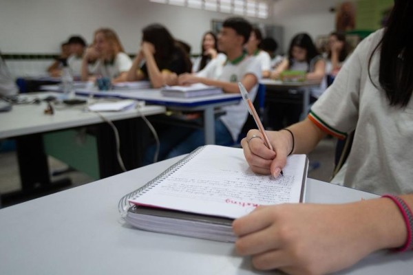 Programa do Ensino Médio dará R$ 2 mil por ano a alunos de baixa renda