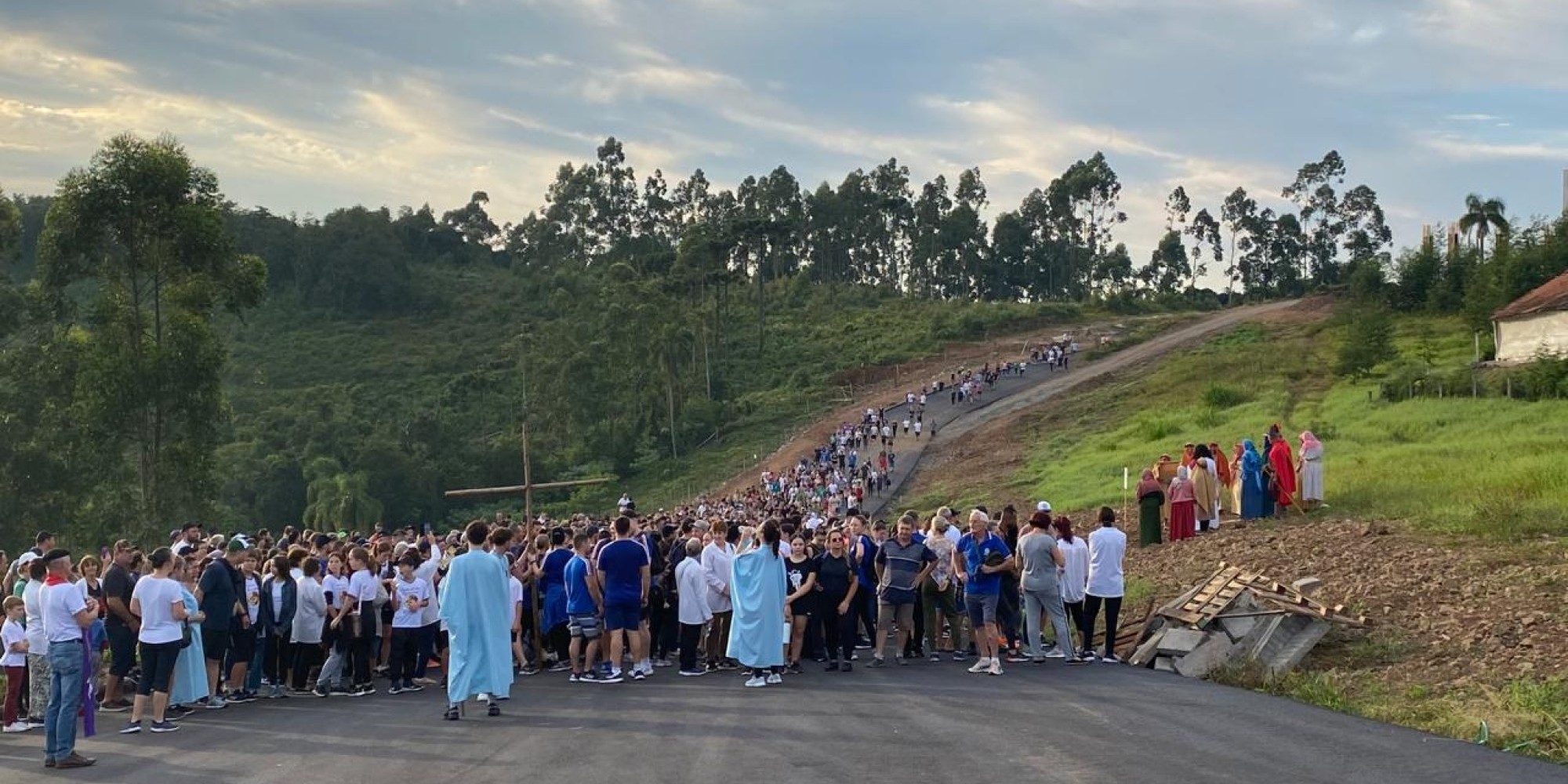 Encantado realiza a 4ª edição da "Caminhada Penitencial" e "Via Sacra" rumo ao Cristo Protetor