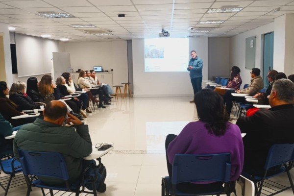 Encontro promovido pelo Núcleo de Comércio Varejista reuniu cerca de 25 pessoas nesta terça-feira (3) e discutiu estratégias que transformaram Guaporé em referência no turismo de compras.
