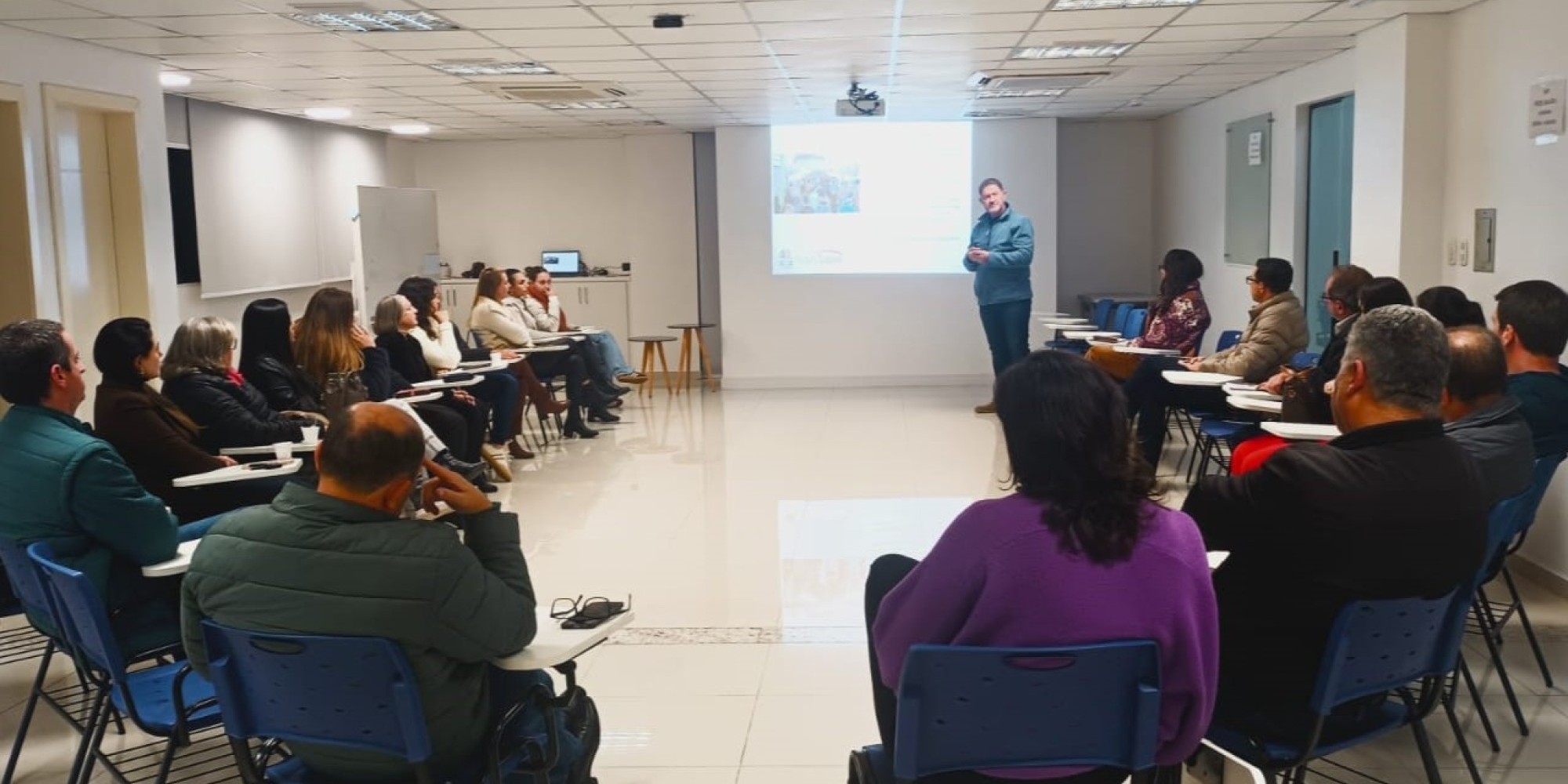 Encontro promovido pelo Núcleo de Comércio Varejista reuniu cerca de 25 pessoas nesta terça-feira (3) e discutiu estratégias que transformaram Guaporé em referência no turismo de compras. Encontro promovido pelo Núcleo de Comércio Varejista reuniu cerca de 25 pessoas nesta terça-feira (3) e discutiu estratégias que transformaram Guaporé em referência no turismo de compras.