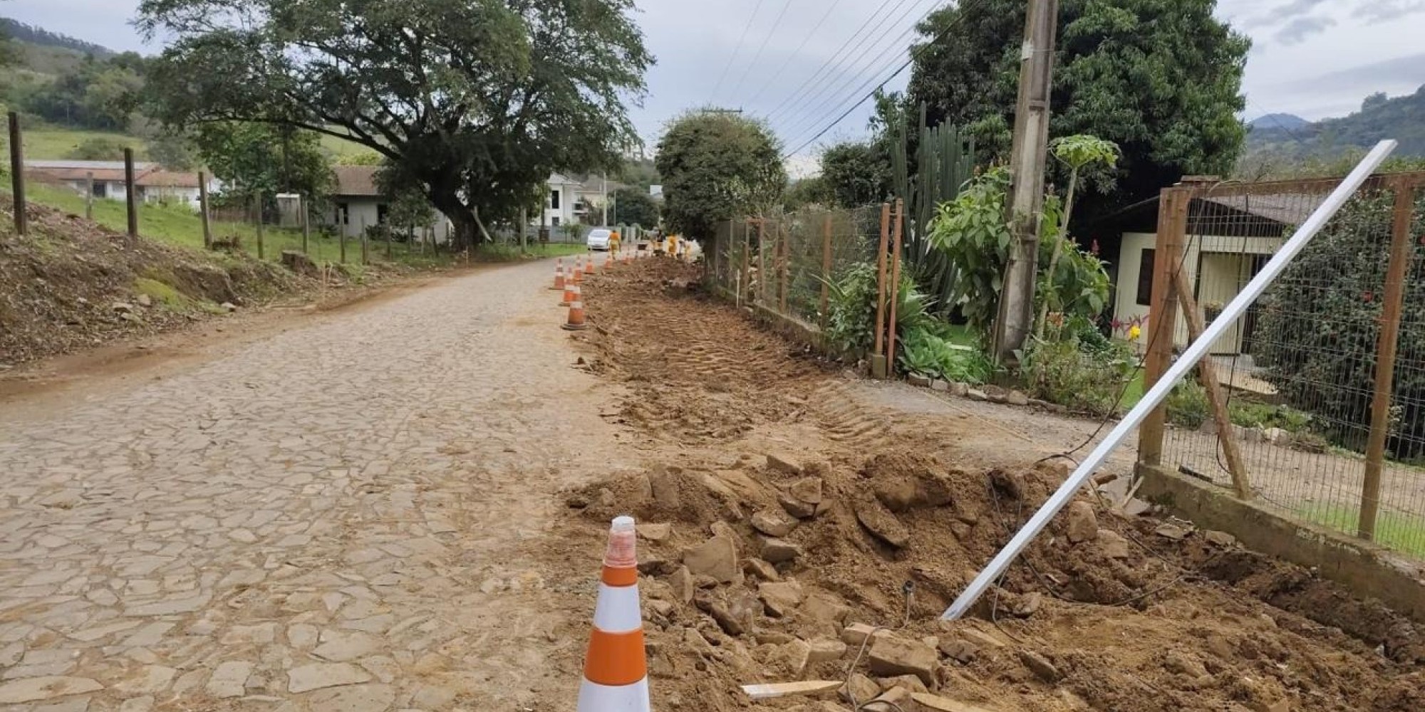 Nesta primeira etapa, estão sendo realizados trabalhos de ajustes no sistema de drenagem e reforço da base da via. Nesta primeira etapa, estão sendo realizados trabalhos de ajustes no sistema de drenagem e reforço da base da via.