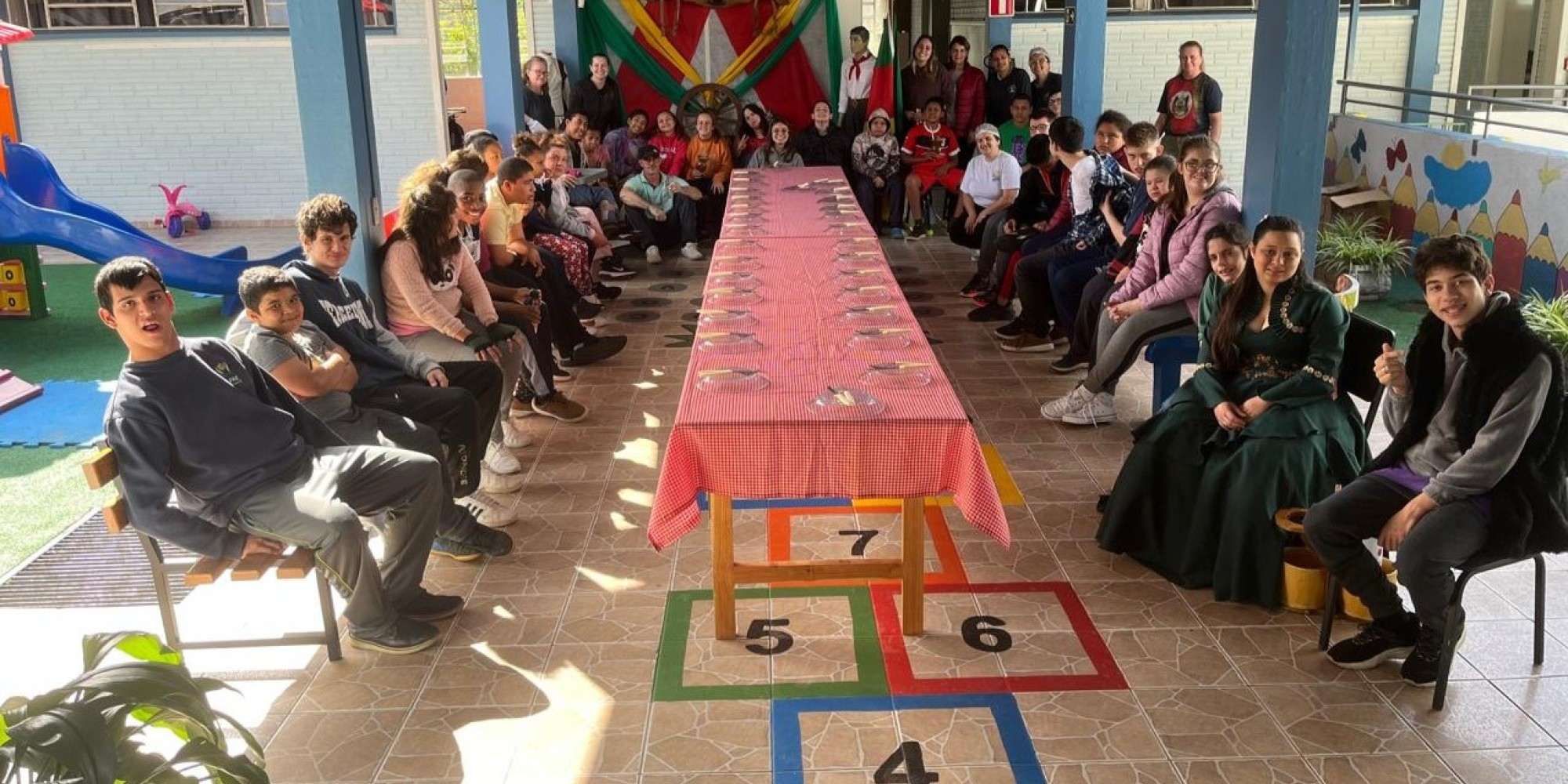Estudantes da APAE Encantado vivenciam a cultura gaúcha durante a Semana Farroupilha.