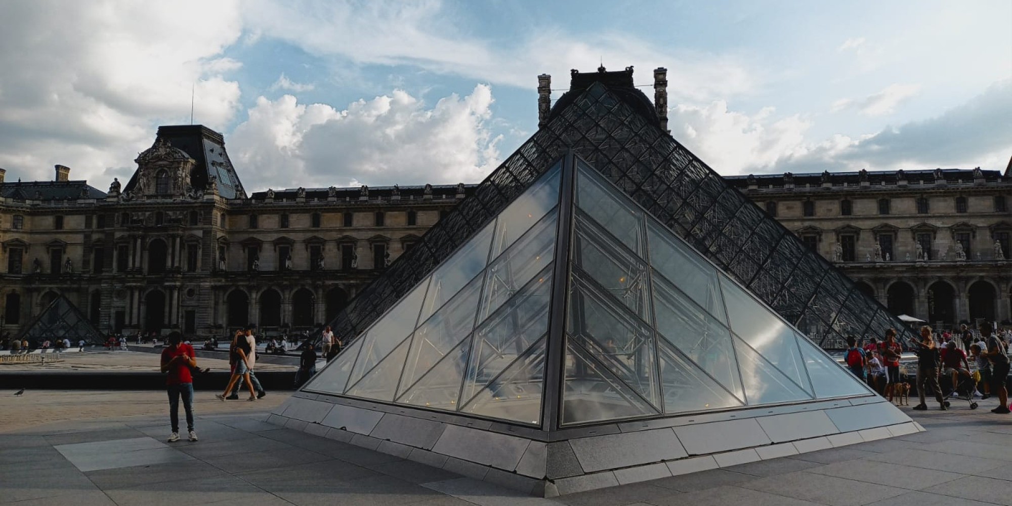 Museu mais visitado do mundo voltou a receber público nesta quarta-feira (22), depois de criminosos invadirem a Galeria Apolo e levarem peças históricas da Coroa avaliadas em mais de US$ 100 milhões; investigação segue em curso.