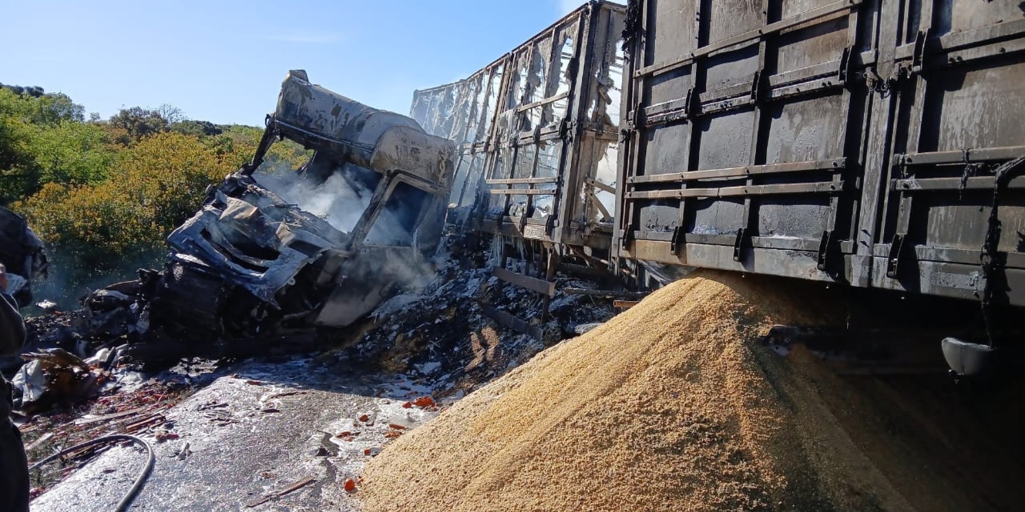 Acidente no km 272 da rodovia envolveu um bitrem carregado com soja e um caminhão de frutas e verduras. Acidente no km 272 da rodovia envolveu um bitrem carregado com soja e um caminhão de frutas e verduras.