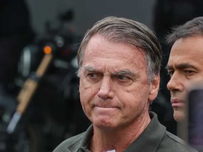 Ex-presidente foi detido em casa na manhã deste sábado (22) por risco de fuga; ministro apontou violação da tornozeleira eletrônica e tentativa de tumulto durante vigília convocada por Flávio Bolsonaro.