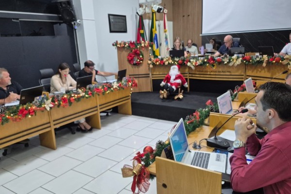 Sess&atilde;o desta segunda-feira (15) tamb&eacute;m teve requerimento e indica&ccedil;&otilde;es do Legislativo, al&eacute;m de esclarecimentos sobre d&eacute;ficit habitacional no munic&iacute;pio; Or&ccedil;amento de 2026 e calend&aacute;rio de eventos ficam para a &uacute;ltima sess&atilde;o do ano.