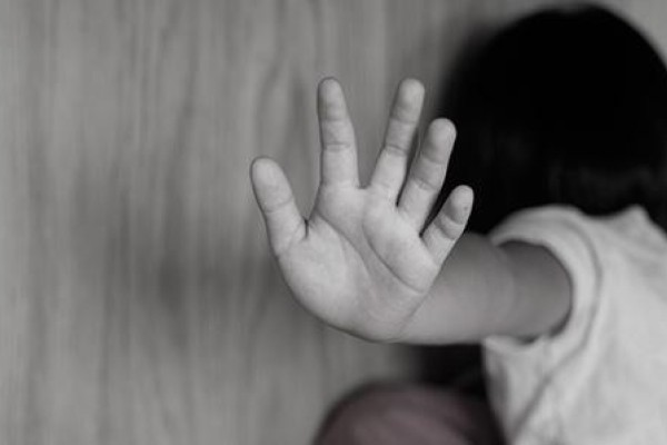 Em 23% das ocorrências o abusador é pai ou padastro da criança 