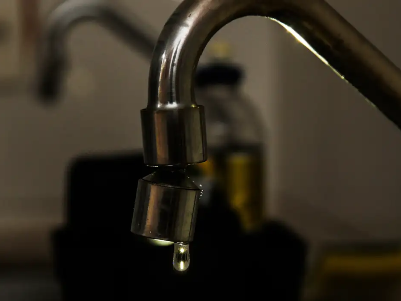 Aegea/Corsan trabalha no conserto da tubulação na Rua Liberato Salzano Vieira da Cunha; normalização deve ocorrer ao longo da tarde.