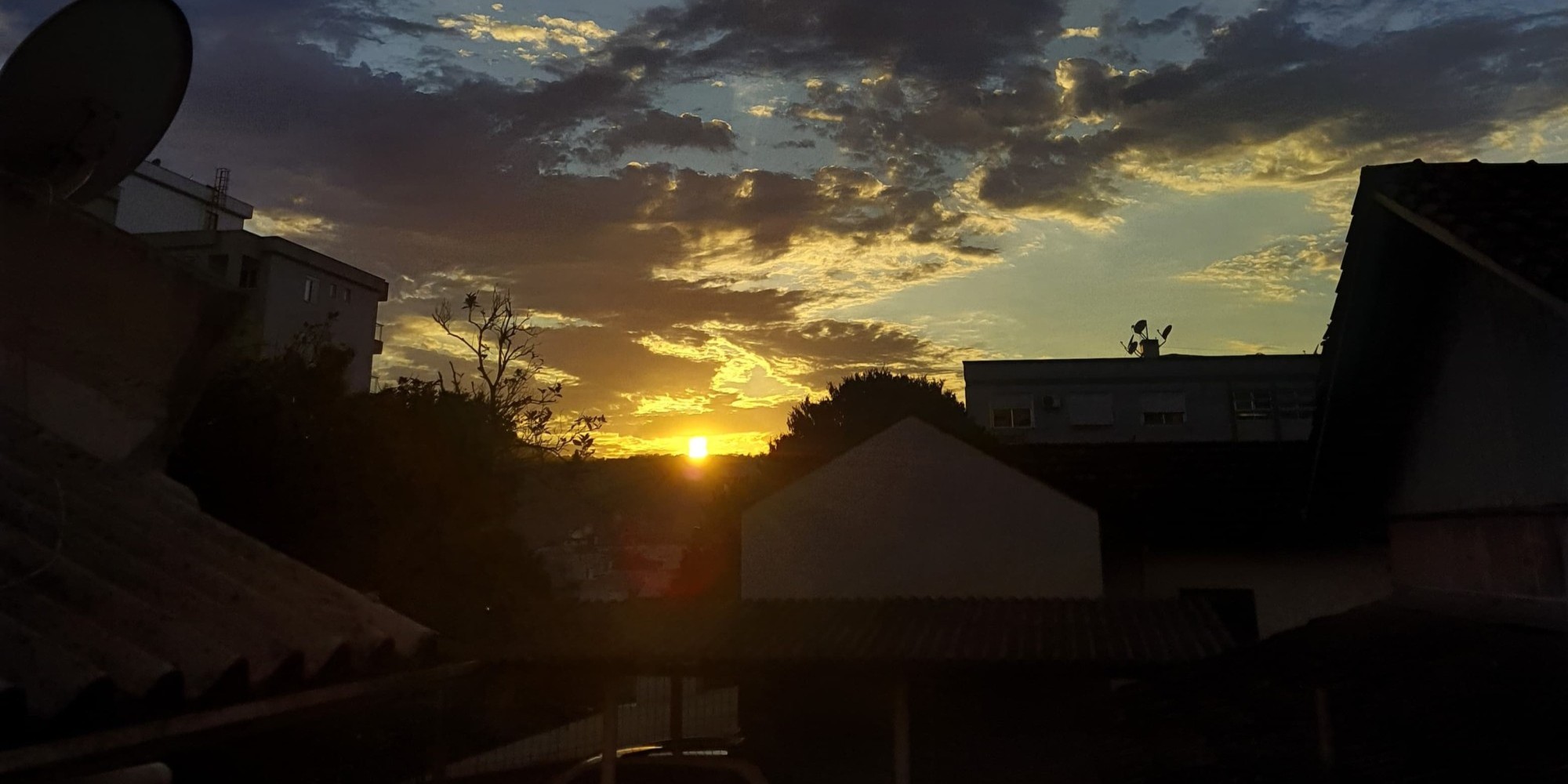 Frente fria e corrente de jato trarão calor fora de época e temporais ao Rio Grande do Sul, segundo a MetSul Meteorologia.