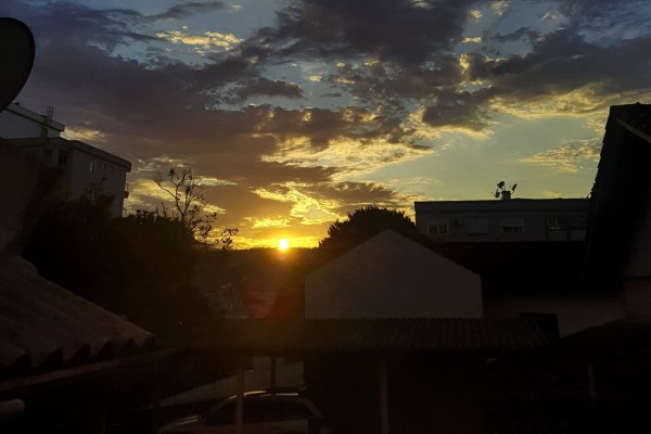 Frente fria e corrente de jato trarão calor fora de época e temporais ao Rio Grande do Sul, segundo a MetSul Meteorologia.