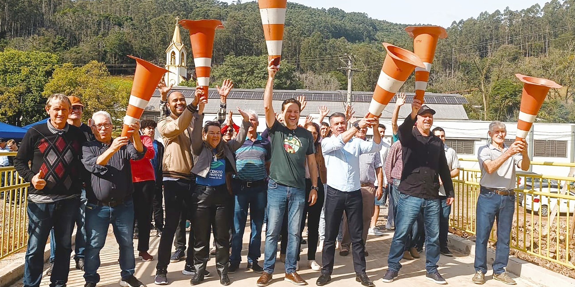 Entrega de ponte, estiva, pinguela e calçamento reuniu comunidade e autoridades, no último sábado (26), marcando investimentos que superam R$ 1 milhão. Entrega de ponte, estiva, pinguela e calçamento reuniu comunidade e autoridades, no último sábado (26), marcando investimentos que superam R$ 1 milhão.