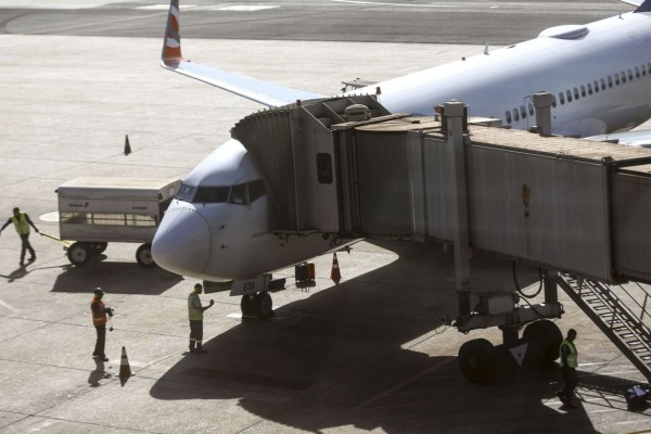 A orientação para os passageiros afetados é de que entrem em contato com as companhias aéreas.