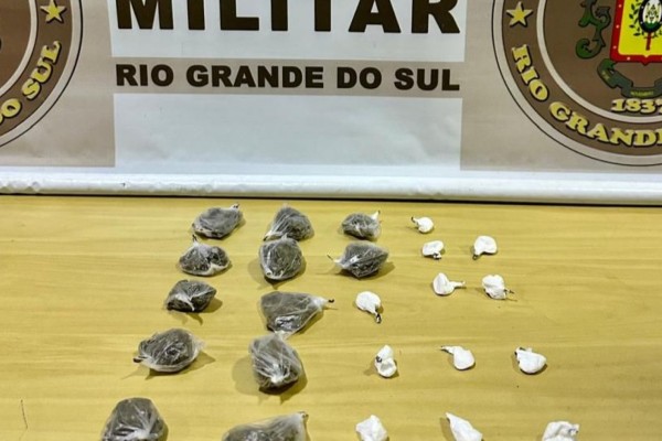A abordagem da Brigada Militar ocorreu na noite desta ter&ccedil;a-feira (11) no bairro Jardim do Trabalhador; suspeito foi flagrado com pequenas por&ccedil;&otilde;es de subst&acirc;ncias semelhantes &agrave; coca&iacute;na e &agrave; maconha.