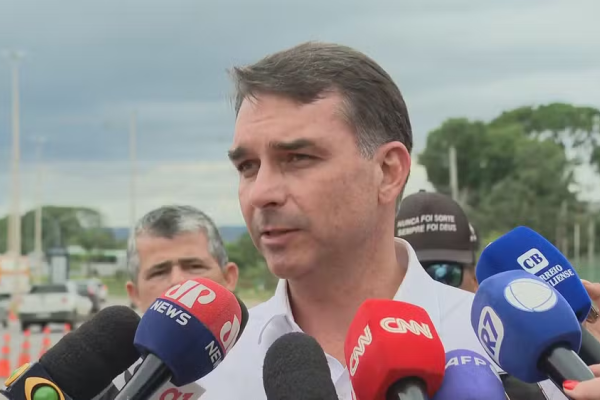 Ex-presidente Jair Bolsonaro est&aacute; preso na Superintend&ecirc;ncia da Pol&iacute;cia Federal em Bras&iacute;lia e aguarda decis&atilde;o do STF sobre pedido de cirurgia.