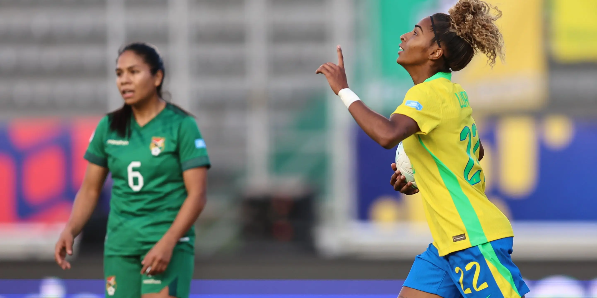A Seleção Feminina venceu por 6 a 0 nesta quarta-feira (16), em Quito, e lidera o Grupo B com folga. Kerolin brilhou com três gols e a equipe voltará a campo na terça-feira (22), contra o Paraguai. A Seleção Feminina venceu por 6 a 0 nesta quarta-feira (16), em Quito, e lidera o Grupo B com folga. Kerolin brilhou com três gols e a equipe voltará a campo na terça-feira (22), contra o Paraguai.