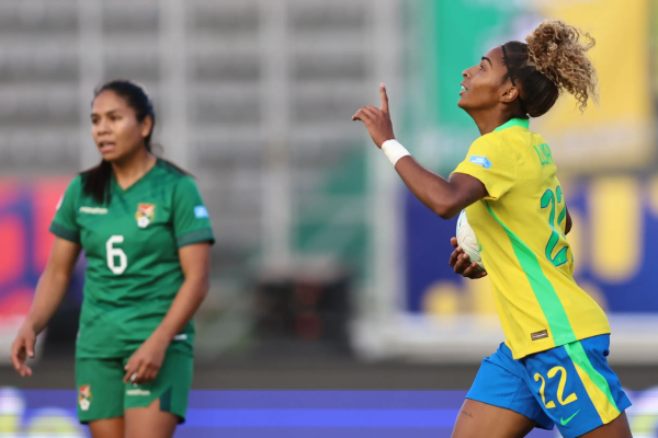 A Seleção Feminina venceu por 6 a 0 nesta quarta-feira (16), em Quito, e lidera o Grupo B com folga. Kerolin brilhou com três gols e a equipe voltará a campo na terça-feira (22), contra o Paraguai.