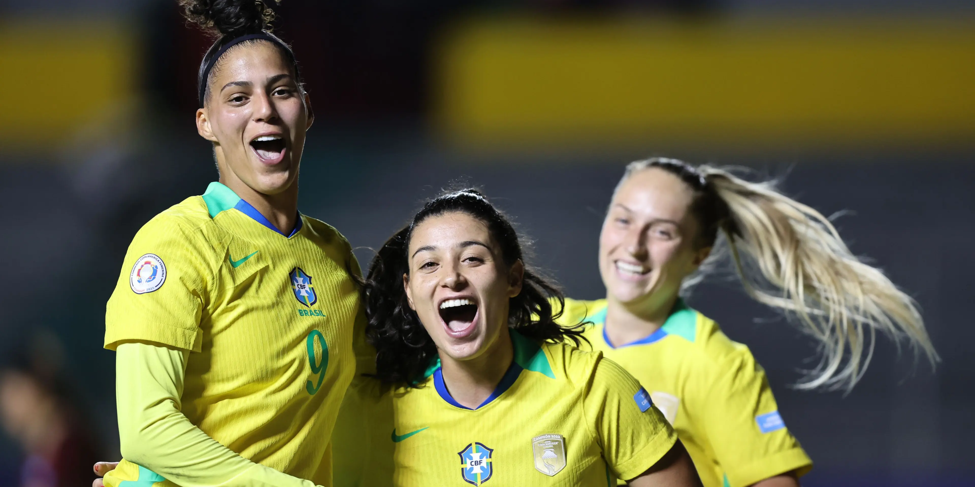 Com gols de Amanda Gutierres e Duda Sampaio, a Seleção superou os efeitos da altitude em Quito e largou com três pontos no Grupo B; o próximo desafio é contra a Bolívia, na quarta-feira (16), às 18h.