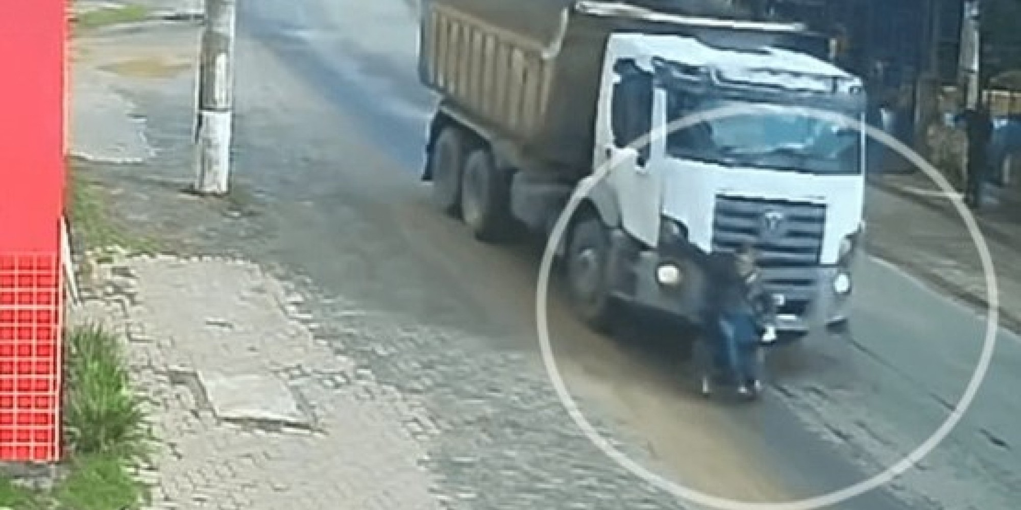 Cadeirante de 68 anos é arrastado por caminhão em Porto Alegre