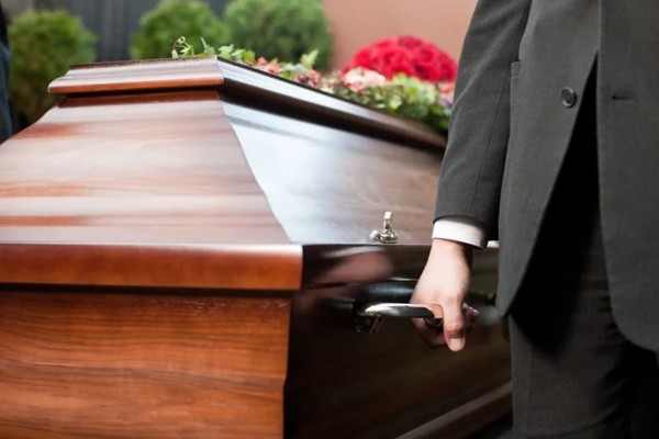 Mulher acorda dentro do caixão no próprio funeral no Equador