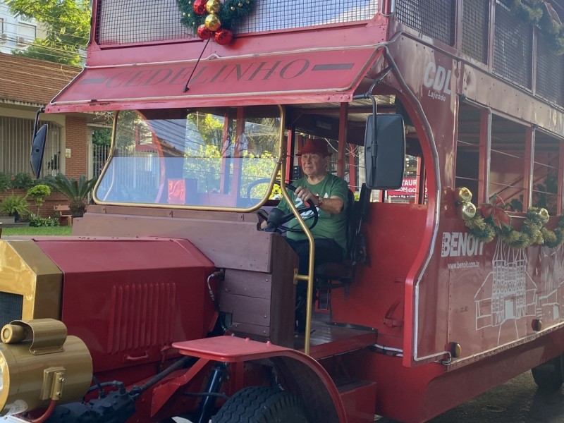Os passeios saem do Parque Ney Santos Arruda, no centro, e podem ser feitos até 23 de dezembro, com ingressos a R$ 12,00. Também há possibilidade de contratação por grupos para roteiros durante o dia.