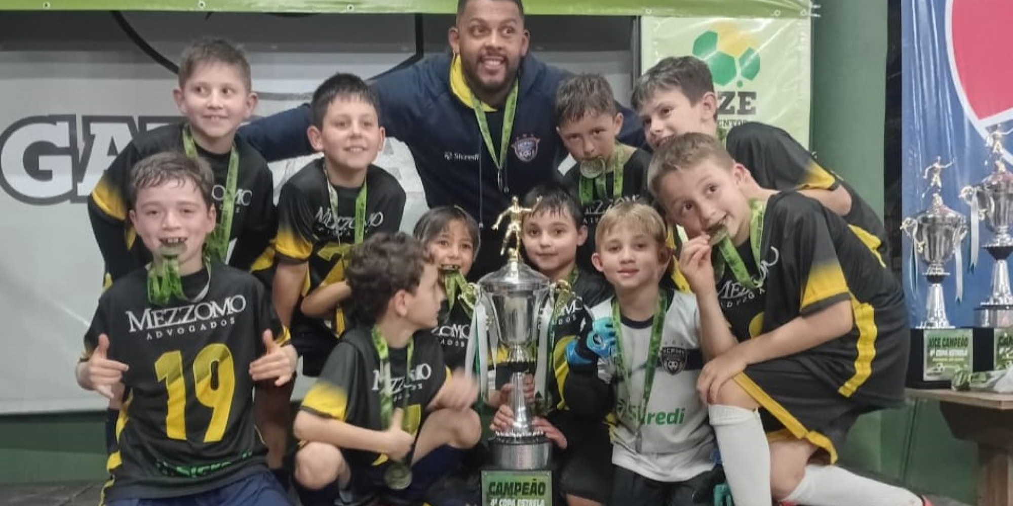 Pela Taça TG de Futsal Sub-12, disputada na sexta-feira (22), o CFM garantiu a liderança do grupo e a classificação à Série Ouro da segunda fase. Já no sábado (23), a equipe Sub-7 conquistou o título da Série Prata da Copa Estrela de Futsal. Pela Taça TG de Futsal Sub-12, disputada na sexta-feira (22), o CFM garantiu a liderança do grupo e a classificação à Série Ouro da segunda fase. Já no sábado (23), a equipe Sub-7 conquistou o título da Série Prata da Copa Estrela de Futsal.