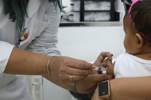 Municípios receberão 42,2 mil doses da vacina Pfizer Baby por meio das 18 Coordenadorias Regionais de Saúde.