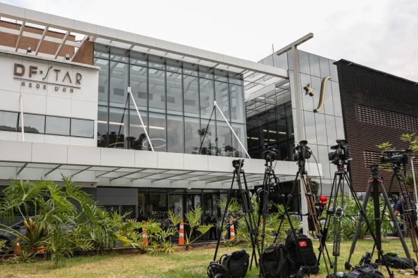 Ex-presidente segue internado no Hospital DF Star, em Bras&iacute;lia, com quadro est&aacute;vel ap&oacute;s cirurgia de h&eacute;rnia inguinal bilateral.
