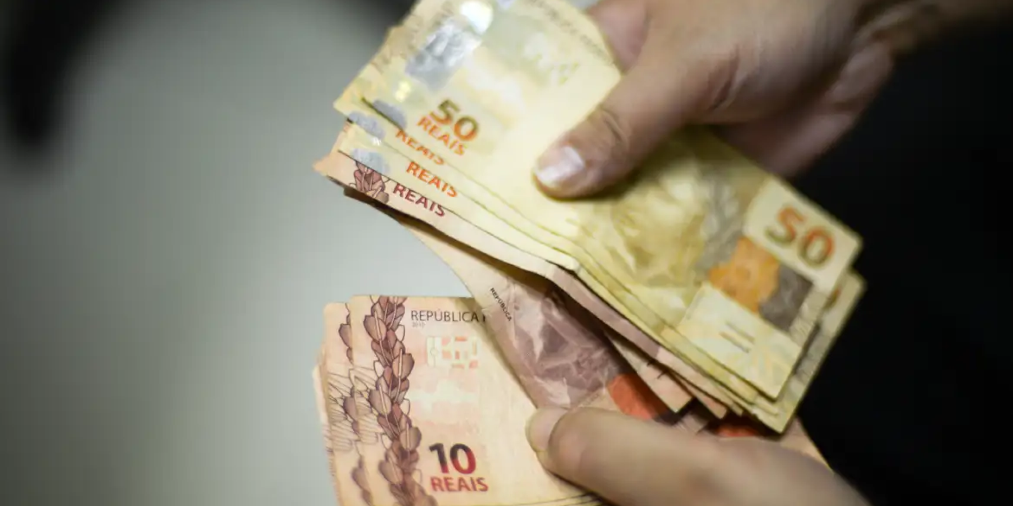 O valor é calculado com base no último salário recebido, no caso de aumento durante o ano, o cálculo considera o salário mais recente. Para receber o benefício, é necessário ter trabalhado por pelo menos 15 dias durante o ano. O valor é calculado com base no último salário recebido, no caso de aumento durante o ano, o cálculo considera o salário mais recente. Para receber o benefício, é necessário ter trabalhado por pelo menos 15 dias durante o ano.