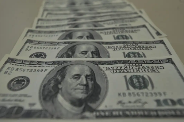Dólar cai para R$ 6,02 e atinge menor valor em mais de um mês