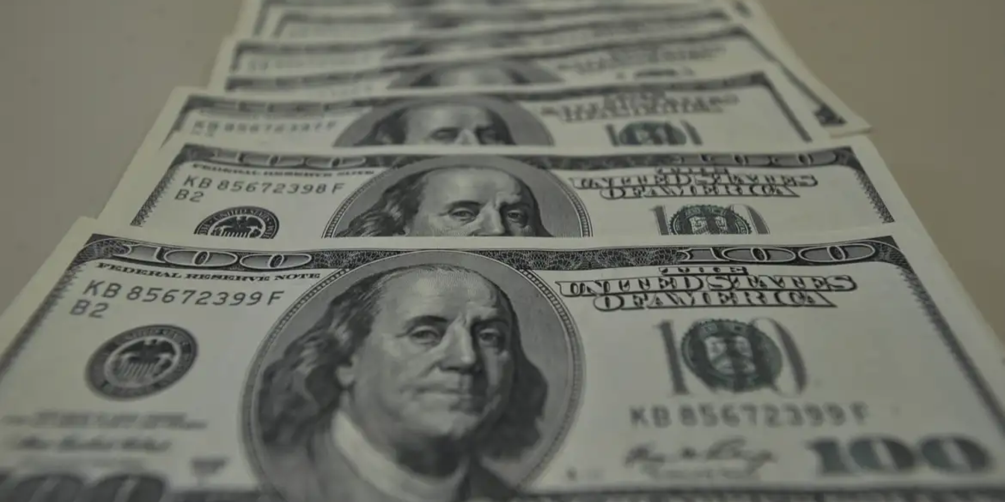 Dólar cai para R$ 6,02 e atinge menor valor em mais de um mês