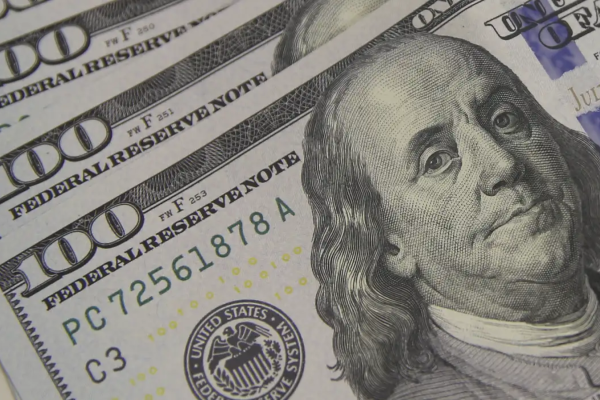 O dólar comercial encerrou a segunda-feira (3) cotado a R$ 5,815, com queda de 0,38% (-R$ 0,022).