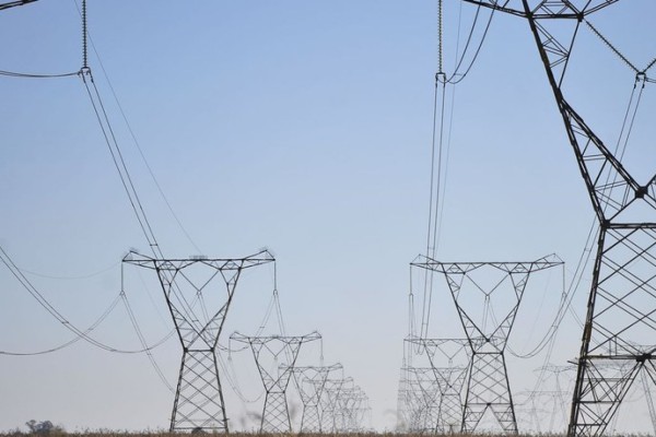 Foram consideradas novas previsões de consumo de energia, em face das medidas de combate à propagação da pandemia do Covid-19 no país, com indicativo de redução da carga de energia em abril e maio
