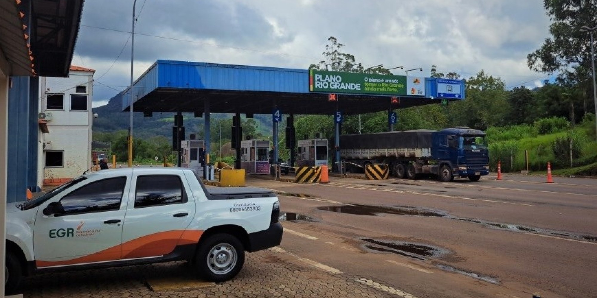A tarifa estava suspensa desde maio de 2024 por conta das enchentes que atingiram o Rio Grande do Sul e comprometeram o tráfego em importantes trechos da malha viária regional. A tarifa estava suspensa desde maio de 2024 por conta das enchentes que atingiram o Rio Grande do Sul e comprometeram o tráfego em importantes trechos da malha viária regional.