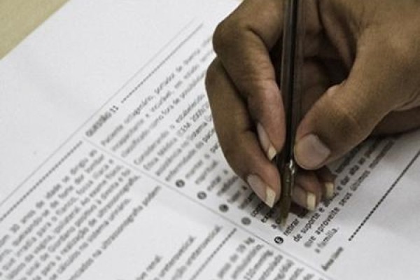 O Encceja tem o objetivo de oferecer a jovens e adultos a oportunidade de terminar os estudos do ensino fundamental ou médio 