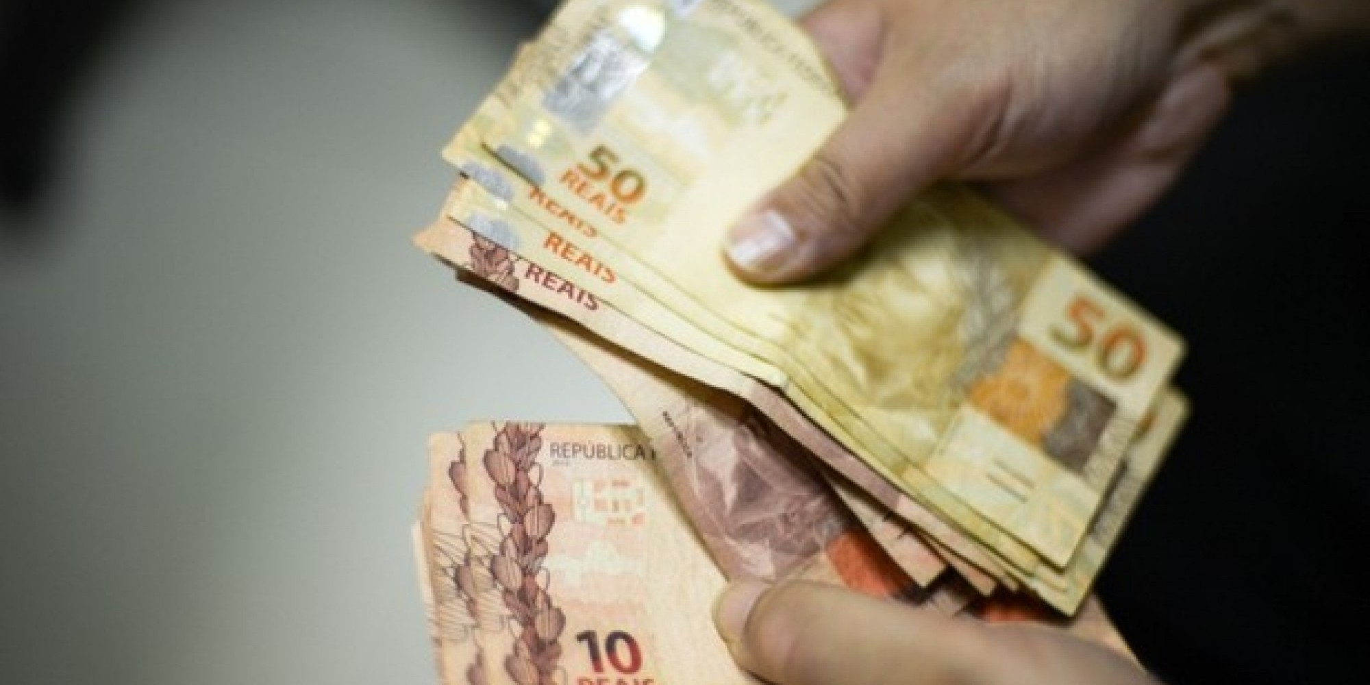 Medidas facilitam a renegociação de operações de créditos de empresas e de famílias que possuem boa capacidade financeira e mantêm operações de crédito Medidas facilitam a renegociação de operações de créditos de empresas e de famílias que possuem boa capacidade financeira e mantêm operações de crédito