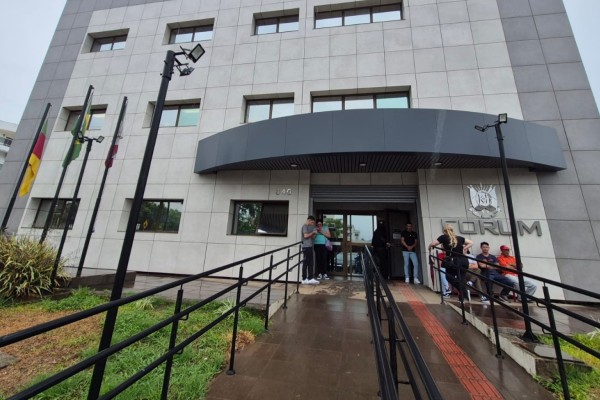 Promotor afirma que v&iacute;tima foi atacada com facas, porretes e tijolos; defesa sustenta leg&iacute;tima defesa e alega invas&atilde;o de domic&iacute;lio.