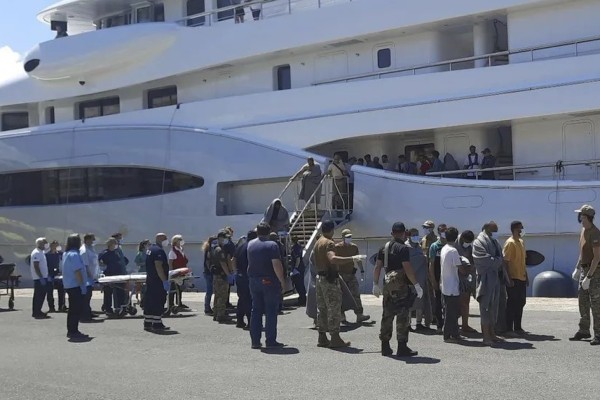  Barco afunda na Grécia e deixa 78 mortos 